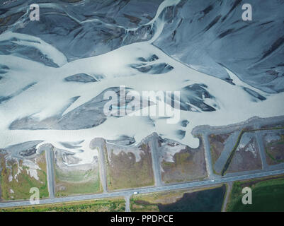 De longues collines de neige en Islande avec road et de voitures Vue de dessus Banque D'Images