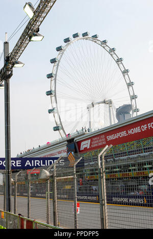 La grande roue Singapore Flyer appelé le long avec des gradins de la fosse à la formule un Grand Prix 2018 de Singapour République de Singapour Asie Banque D'Images