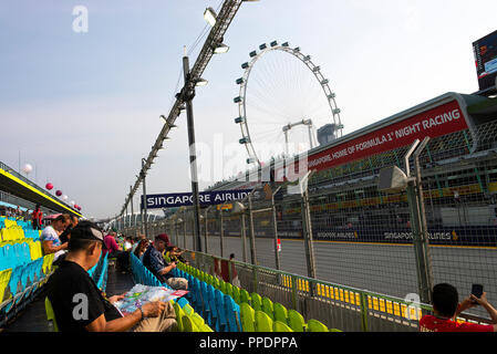 La grande roue Singapore Flyer appelé le long avec des gradins de la fosse à la formule un Grand Prix 2018 de Singapour République de Singapour Asie Banque D'Images