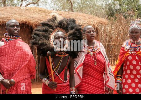 Au Kenya, le parc national de Tsavo, 03/20/2018 - gens Masai dans leur village en costume traditionnel Banque D'Images