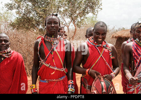 Au Kenya, le parc national de Tsavo, 03/20/2018 - gens Masai dans leur village en costume traditionnel Banque D'Images