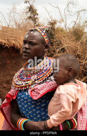 Au Kenya, le parc national de Tsavo, 03/20/2018 - gens Masai dans leur village en costume traditionnel Banque D'Images