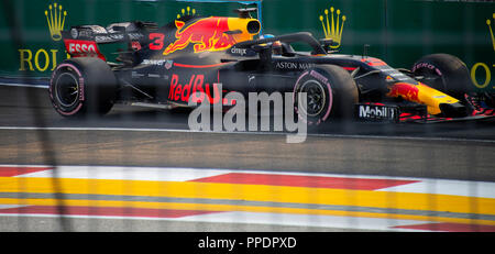 Une formule 1 Red Bull Racing Voiture de course aux puits de sortie de la Marina Bay Street Circuit dans Singapour 2018 Banque D'Images