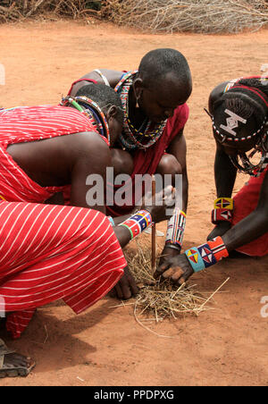 Au Kenya, le parc national de Tsavo, 03/20/2018 - gens Masai dans leur village en costume traditionnel Banque D'Images