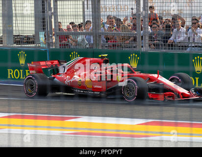 Une voiture de course de Formule Un Ferrari aux puits de sortie de la Marina Bay Street Circuit dans Singapour 2018 Banque D'Images