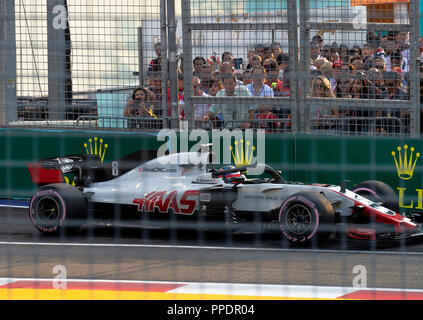 Une voiture de course de Formule Un Haas aux puits de sortie de la Marina Bay Street Circuit dans Singapour 2018 Banque D'Images