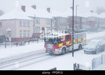 Sheffield, UK - 28 févr. 2018 : les services d'urgence sont occupés comme la bête de l'Est apporte un autre blizzard le 28 février à Hastilar Road South Banque D'Images