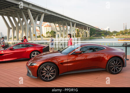 Portofino Ferrari et Aston Martin Vantage Voitures de luxe sur l'affichage avec des modèles attrayants en F1 Grand Prix de Singapour Marina Bay Banque D'Images