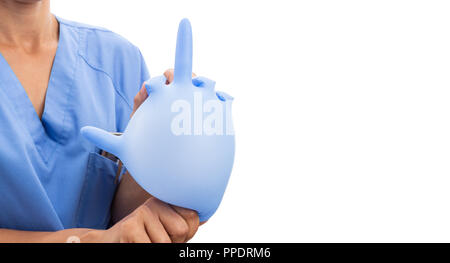 Gants en latex gonflés bleu médical montrant doigt moyen détenu par infirmière isolé sur fond blanc avec copyspace Banque D'Images