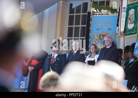 Horst Seehofer, ministre-président (à droite) et son épouse Karin avec le jubilaire François duc de Bavière (3e à partir de la droite) à la réception de Son Altesse Royale à l'occasion de son 80e anniversaire en château de Schleissheim. Banque D'Images