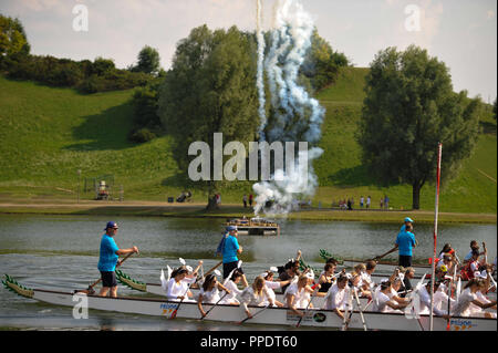 Départ à la course de bateaux-dragons de la TU Munich sur le lac olympique. Banque D'Images