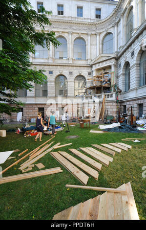 Les élèves mise en place de l'exposition annuelle de 2013 à l'Académie des Beaux-Arts de Munich. Banque D'Images