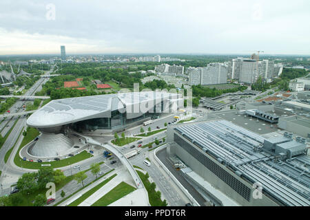 Vue depuis le bâtiment à quatre cylindres BMW à l'ouest. Juste en face de l'usine BMW, la BMW Welt gauche et droite au-dessus du village olympique. Banque D'Images