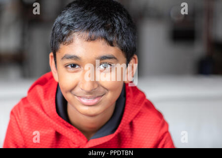 Portrait of a Smiling Young Boy avec profondeur de champ Banque D'Images