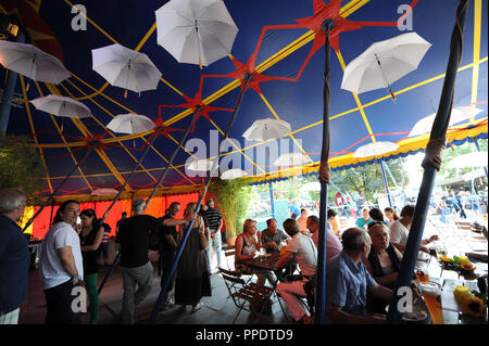 Les lecteurs du Sueddeutsche Zeitung au Festival d'été Tollwood dans l'Olympiapark de Munich. Banque D'Images