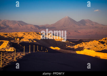 Coucher de soleil à la vallée de la Lune dans le désert d'Atacama, près de San Pedro de Atacama Banque D'Images