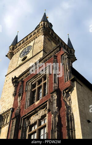 Tour de la vieille ville avec Hall demeure, Place de la Vieille Ville, site du patrimoine mondial de l'UNESCO, Prague, République tchèque, le lever du soleil journée ensoleillée Banque D'Images