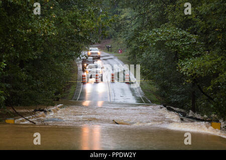 Waxhaw, Caroline du Nord - le 16 septembre 2018 : les automobilistes sont bloqués de traverser une route inondée par l'eau de pluie de l'ouragan Florence Banque D'Images