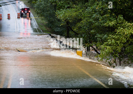 Waxhaw, Caroline du Nord - le 16 septembre 2018 : les automobilistes sont bloqués de traverser une route inondée par l'eau de pluie de l'ouragan Florence Banque D'Images