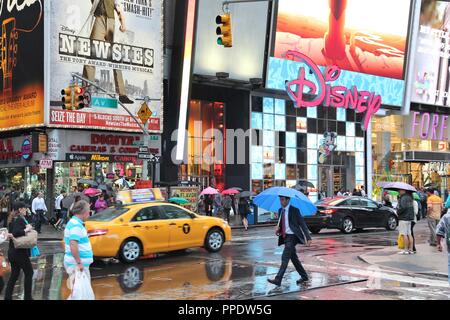 NEW YORK, USA - 10 juin 2013 : personnes visitent Times Square à New York. Times Square est l'un des plus connus dans le monde. Plus de 300 000 Banque D'Images