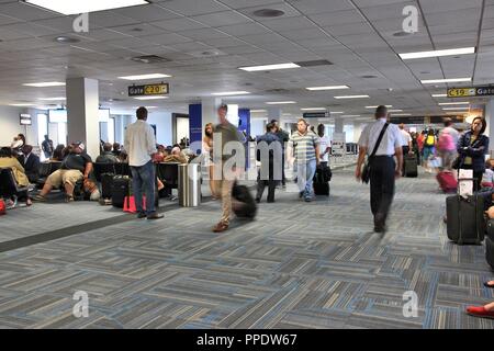 WASHINGTON, Etats-Unis - 15 juin 2013 : Les gens se pressent à l'Aéroport International Dulles de Washington, D.C., aux États-Unis. Avec 10,8 millions de passagers en 2012, il a été 23e Banque D'Images