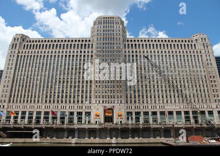 CHICAGO, USA - 28 juin 2013 : Merchandise Mart extérieur de l'immeuble. Il a été plus grand bâtiment du monde au moment de l'achèvement (1930) avec 4 000 000 Banque D'Images