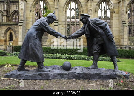 Par Andy Edwards de la trêve. Une sculpture en bronze, affiché dans le jardin commémoratif à St Lukes, 'l' église bombardée à Liverpool, Angleterre, Royaume-Uni. En tant que t Banque D'Images