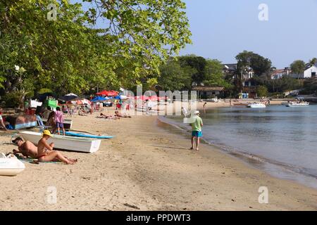 Búzios, Brésil - 16 octobre 2014 : Visite en plage de Ferradura Buzios, Etat de Rio de Janeiro au Brésil. Le Brésil avait 5,17 millions de visiteurs en 2012 Banque D'Images