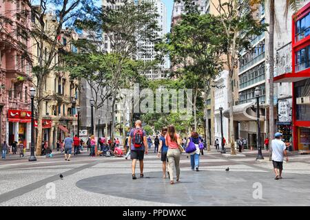 SAO PAULO, BRÉSIL - 6 octobre 2014 : personnes visitent le centre-ville de Sao Paulo. Avec 21,2 millions de personnes de la région métropolitaine de São Paulo est la 8ème dans la plus populeuse Banque D'Images