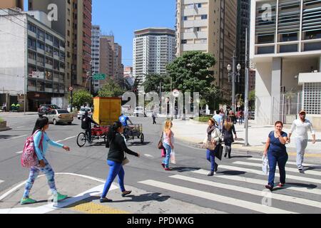 SAO PAULO, BRÉSIL - 6 octobre 2014 : les piétons à pied à Sao Paulo. Avec 21,2 millions de personnes de la région métropolitaine de São Paulo est la 8ème plus peuplée en t Banque D'Images