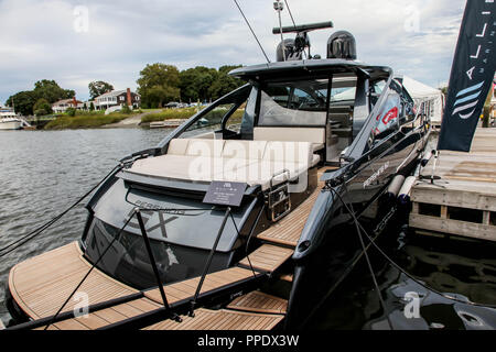 NORWALK, CT, USA-Septembre 22, 2018 : Pershing 5X indiqué à Norwalk progressif Boat Show 2018. Banque D'Images