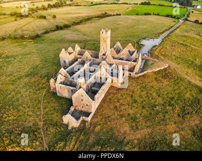 Fondée en 1351 et située près de Headford dans le comté de Galway, Ross Errilly Friary est l'un des mieux préservés en sites monastiques du moyen âge en Irlande. Banque D'Images