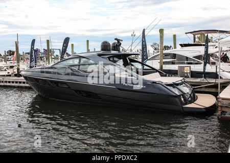 NORWALK, CT, USA-Septembre 22, 2018 : Pershing 5X indiqué à Norwalk progressif Boat Show 2018. Banque D'Images