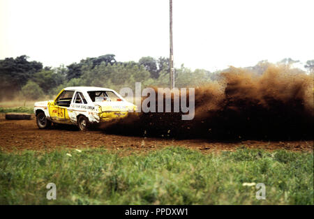 Marquer deux Ford Escort dans un événement de grasstrack, près de Holyhead, sur Anglesey, en 1986. Banque D'Images