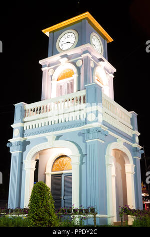 Le Surin Circle Tour de l'horloge est un point de repère bien connu dans le centre de la ville de Phuket et se trouve à côté de l'Hôtel Métropole. Banque D'Images