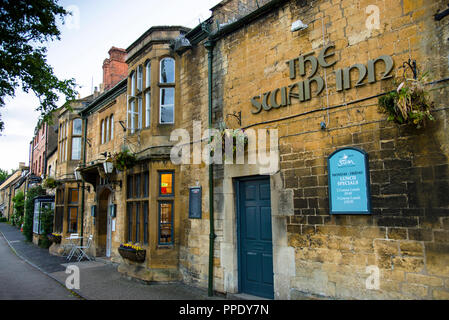 High Street à Moreton-in-Marsh, une ville de marché connue comme la porte d'entrée des Cotswolds en Angleterre. Banque D'Images