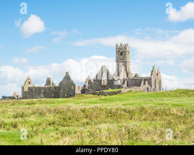 Fondée en 1351 et située près de Headford dans le comté de Galway, Ross Errilly Friary est l'un des mieux préservés en sites monastiques du moyen âge en Irlande. Banque D'Images