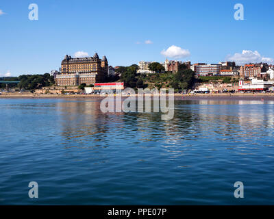 Grand Hotel et le front de mer le long Foreshoire Route de South Bay à Scarborough North Yorkshire Angleterre Banque D'Images