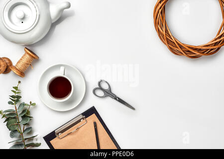 Nature morte à la tasse de thé et le contenu d'un document composé. Différents objets sur le tableau blanc. Mise à plat. Vue d'en haut. Copy space Banque D'Images