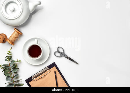 Nature morte à la tasse de thé et le contenu d'un document composé. Différents objets sur le tableau blanc. Mise à plat. Vue d'en haut. Copy space Banque D'Images