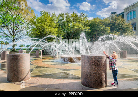 Une petite fille joue dans la fontaine de splash, le 5 avril 2015, à Waterfront Park de Charleston, Caroline du Sud. Banque D'Images