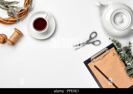 Nature morte à la tasse de thé et le contenu d'un document composé. Différents objets sur le tableau blanc. Mise à plat. Vue d'en haut. Copy space Banque D'Images