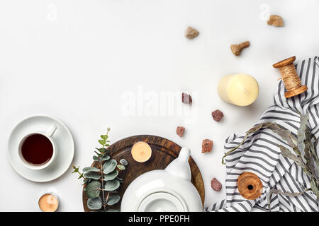 Nature morte à la tasse de thé et le contenu d'un document composé. Différents objets sur le tableau blanc. Mise à plat. Vue d'en haut. Copy space Banque D'Images