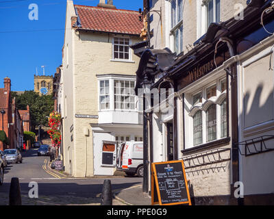 Afficher le long de St Marys Street à St Marys Church dans la vieille ville à Scarborough North Yorkshire Angleterre Banque D'Images