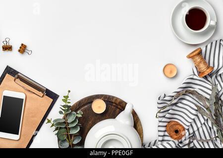 Nature morte à la tasse de thé et le contenu d'un document composé. Différents objets sur le tableau blanc. Mise à plat. Vue d'en haut. Copy space Banque D'Images