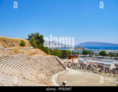 Vestiges de l'amphithéâtre d'Halicarnasse avec Kumbahce bay et le château de Saint Pierre à l'arrière-plan. Bodrum, Province de Mugla, Turquie. Banque D'Images