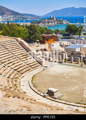 Vestiges de l'amphithéâtre d'Halicarnasse avec Kumbahce bay et le château de Saint Pierre à l'arrière-plan. Bodrum, Province de Mugla, Turquie. Banque D'Images