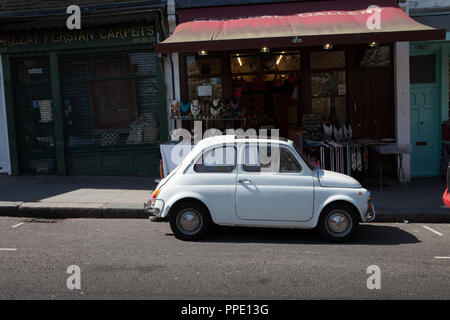 Fiat 500 Classic en stationnement sur la rue Portobello Road, Londres. Banque D'Images