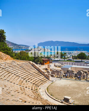 Bodrum, Turquie - le 6 juillet 2018. Les touristes visitant l'amphithéâtre d'Halicarnasse avec Kumbahce bay et le château de Saint Pierre à l'arrière-plan. Banque D'Images