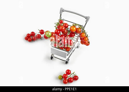 Panier plein de tomates sur fond blanc. Top View with copy space Banque D'Images